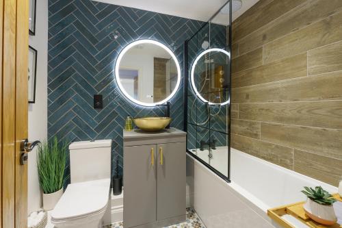 布里斯托Evergreen - 2 Bed Luxury Apartment by Mint Stays的一间带卫生间和镜子的浴室