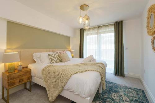 布里斯托Evergreen - 2 Bed Luxury Apartment by Mint Stays的一间卧室设有一张大床和一个窗户。