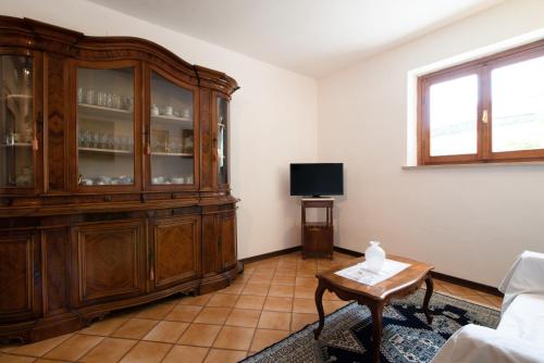 波皮Tramonto sul Castello di Poppi的客厅设有大型木制橱柜。