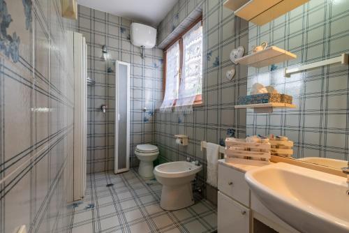 波皮Tramonto sul Castello di Poppi的一间带卫生间和水槽的浴室