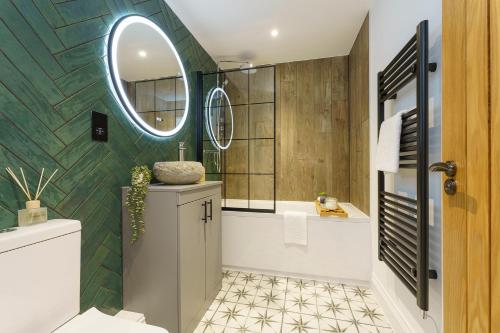 布里斯托Euphorbia - 1 Bedroom Luxury Apartment by Mint Stays的带浴缸、水槽和镜子的浴室