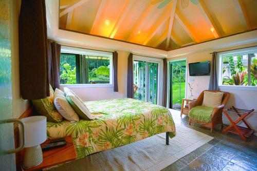 希洛库拉尼亚皮亚瀑布宾馆的一间设有床铺的卧室,位于带窗户的房间内