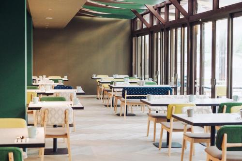 凤林镇花莲丘丘森旅的空的饭厅,配有桌椅
