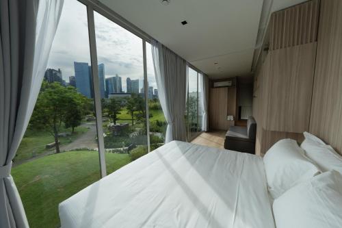 新加坡Garden Pod at Gardens by the Bay的卧室设有白色的床和大窗户