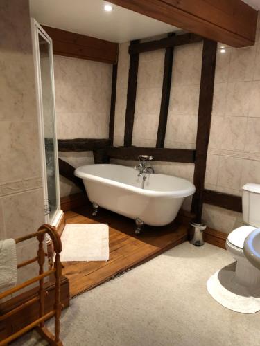 西洛尔核桃乡村官邸酒店的带浴缸和卫生间的浴室。