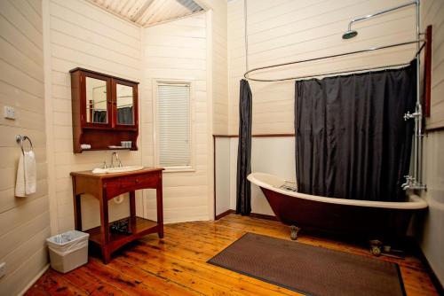 Hopetoun河普汤汽车旅馆的带浴缸和盥洗盆的浴室