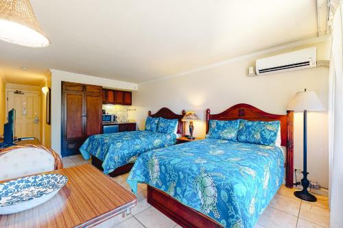 卡帕阿Islander on the Beach 370的一间卧室配有两张床和一张桌子