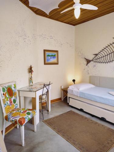 圣保罗CasaMágica SP的卧室配有1张床、1张桌子和1把椅子