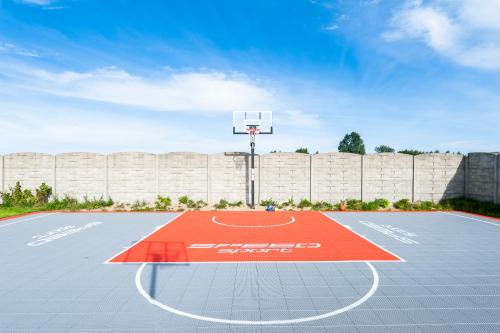 萨比诺瓦Resto domki letniskowe的篮球场,带篮球架