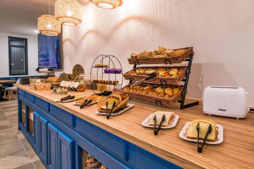 贝尔热拉克Hôtel Le Cyrano Bergerac的自助餐,包括面包和糕点