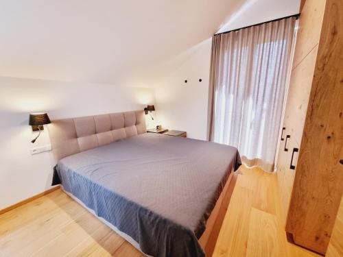 巴德小基希海姆Mei-Chalet的一间卧室设有一张大床和一个窗户。