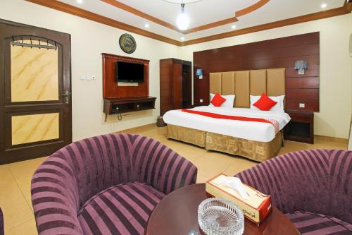 吉达OYO 589 Lavina House的酒店客房,配有一张床和两把椅子