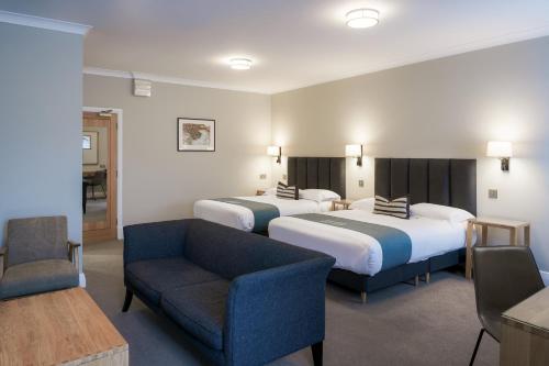 阿伯里斯特威斯阿伯里斯特威斯公园旅馆 的酒店客房,设有两张床和一张沙发