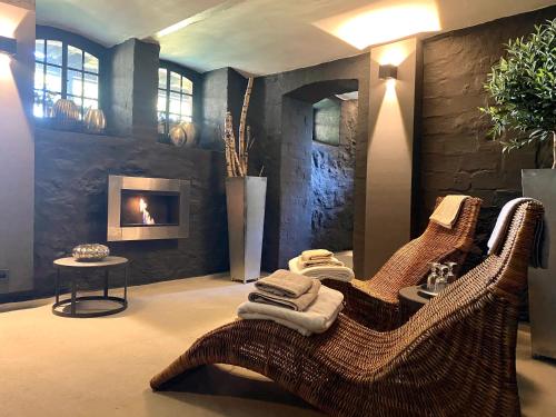 布劳恩拉格country-suites by verdino LIVING - Apartments & Suites的客厅配有藤椅和壁炉
