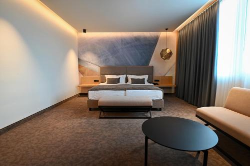 塞扎纳萨菲尔赌场酒店的酒店客房,配有床和沙发