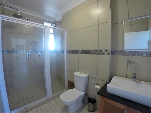 德班53 Sea Lodge Umhlanga Rocks的带淋浴、卫生间和盥洗盆的浴室