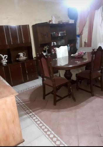 拉班达Avellaneda la banda的厨房配有木桌和两把椅子