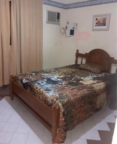 拉班达Avellaneda la banda的一间卧室配有一张带豹床罩的床