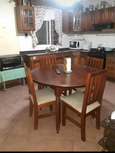 拉班达Avellaneda la banda的厨房配有木桌和椅子