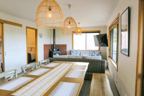 亚瑟港Bridgecroft Beach Shack blissful spa retreat for 6的客厅配有桌子和沙发