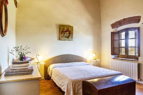 Civitella MarittimaAppartamento gli Archi的一间卧室设有一张床和一个窗口