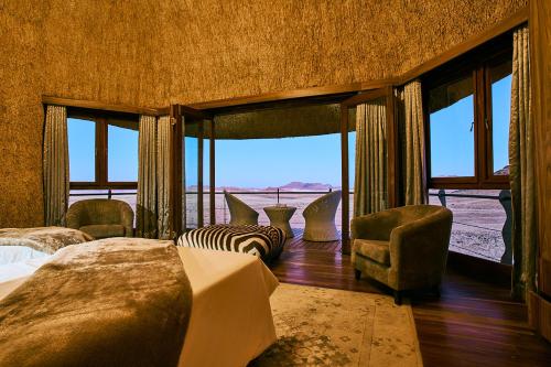塞斯瑞姆Desert Hills Lodge的一间设有两张床的卧室,享有沙漠美景