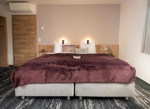 巴德哥依斯恩good-goisern hotel的一间卧室,卧室内配有一张大床