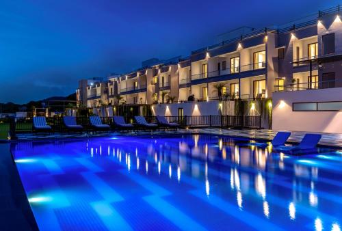 乌代浦'ZANA' Lakeview Resort - most scenic lakeside resort的一座游泳池,在晚上在建筑物前