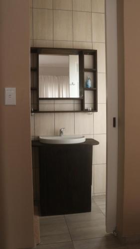 斯瓦科普蒙德LA CASETTA BED & BREAKFAST的一间带水槽和镜子的浴室