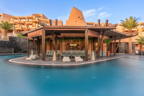 圣米格尔德阿沃纳Barceló Tenerife Royal Level的 ⁇ 染带游泳池的度假村