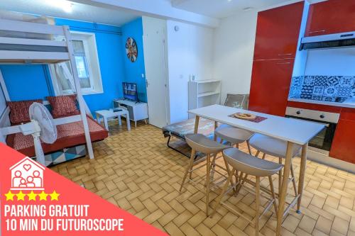 BeaumontAppartement entier meublé à Beaumont proche Futuroscope et Poitiers Technopole的客房设有桌椅和一张双层床。