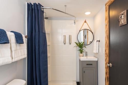 WaitsfieldMad River Lodge的带淋浴、卫生间和盥洗盆的浴室