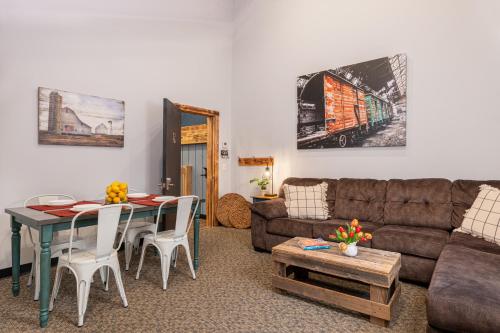 WaitsfieldMad River Lodge的客厅配有沙发和桌子