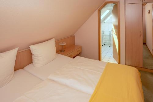 NeuhausMeereslust OG 3R的卧室配有一张大白色床和窗户