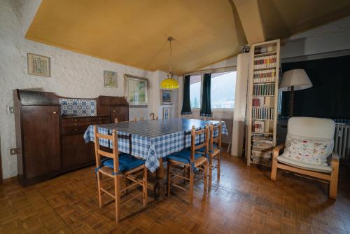 摩德纳迪-坎皮格里奥Fevri apartment的厨房配有餐桌和椅子