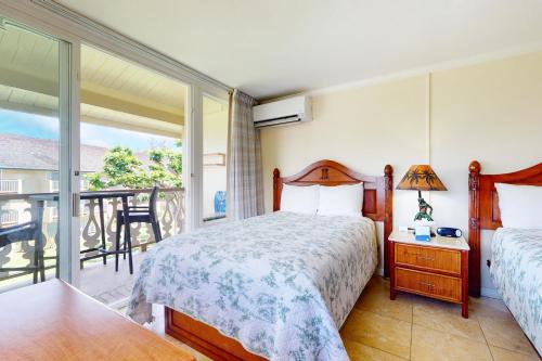 卡帕阿Islander on the Beach 315的一间卧室设有一张床和一个阳台