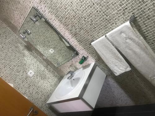 普拉亚Vivi Hotel的一间带水槽和镜子的浴室