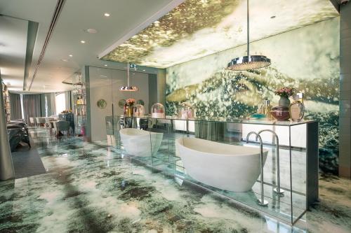里斯本WC精品酒店的客房内设有带大浴缸的浴室