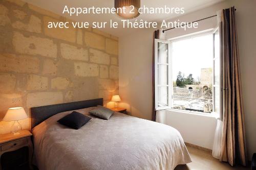 阿尔勒Holiday in Arles -Appartement du Théâtre Antique的一间卧室设有一张床和一个窗口