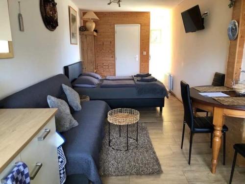 埃勒米特La Casa aan Zee的带沙发、床和桌子的客厅