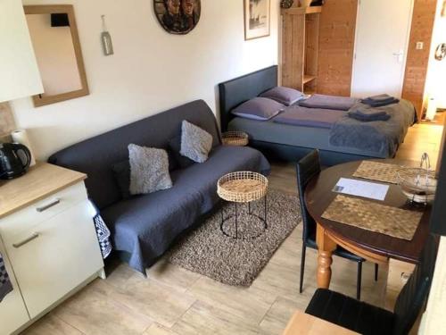 埃勒米特La Casa aan Zee的客厅配有沙发和桌子