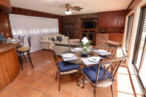 迈阿密La Finca的厨房以及带桌椅的用餐室。