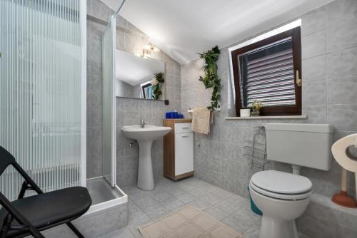 杜埃Room 79-10的浴室配有卫生间、盥洗盆和淋浴。
