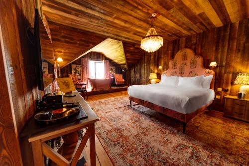 阿斯隆Glasson LakeHouse的一间卧室配有一张床和一张书桌