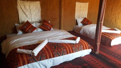 AdrouineSaharaTime Camp的双床间设有2张单人床。