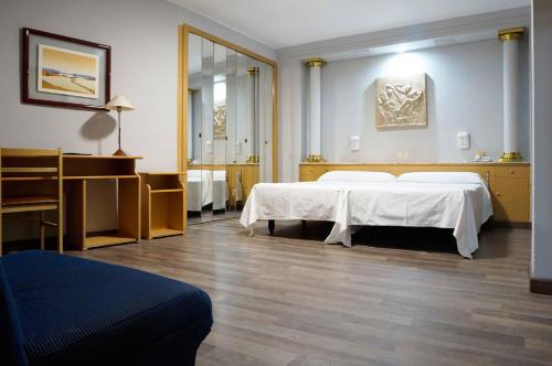 萨拉戈萨塞萨奥古斯塔酒店的酒店客房,设有两张床和镜子