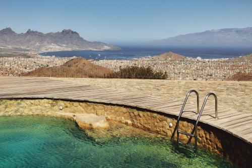 明德卢Casa Azul的木制甲板旁的热水浴池,享有海景