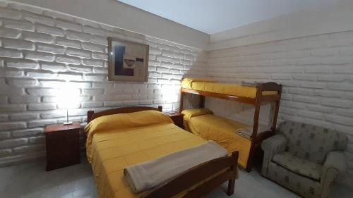 圣玛利亚HOTEL CAASAMA的一间小卧室,配有两张床和椅子