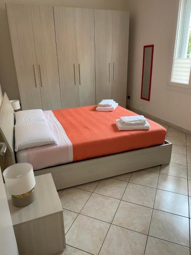 博洛尼亚FEELS LIKE HOME的一间卧室配有橙色和白色床单。