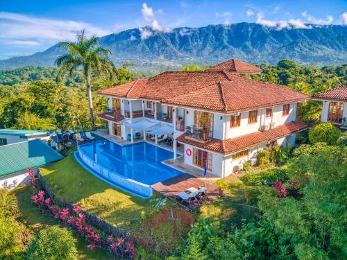 奥霍查尔El Castillo - Adults only的享有带游泳池的房屋的空中景致